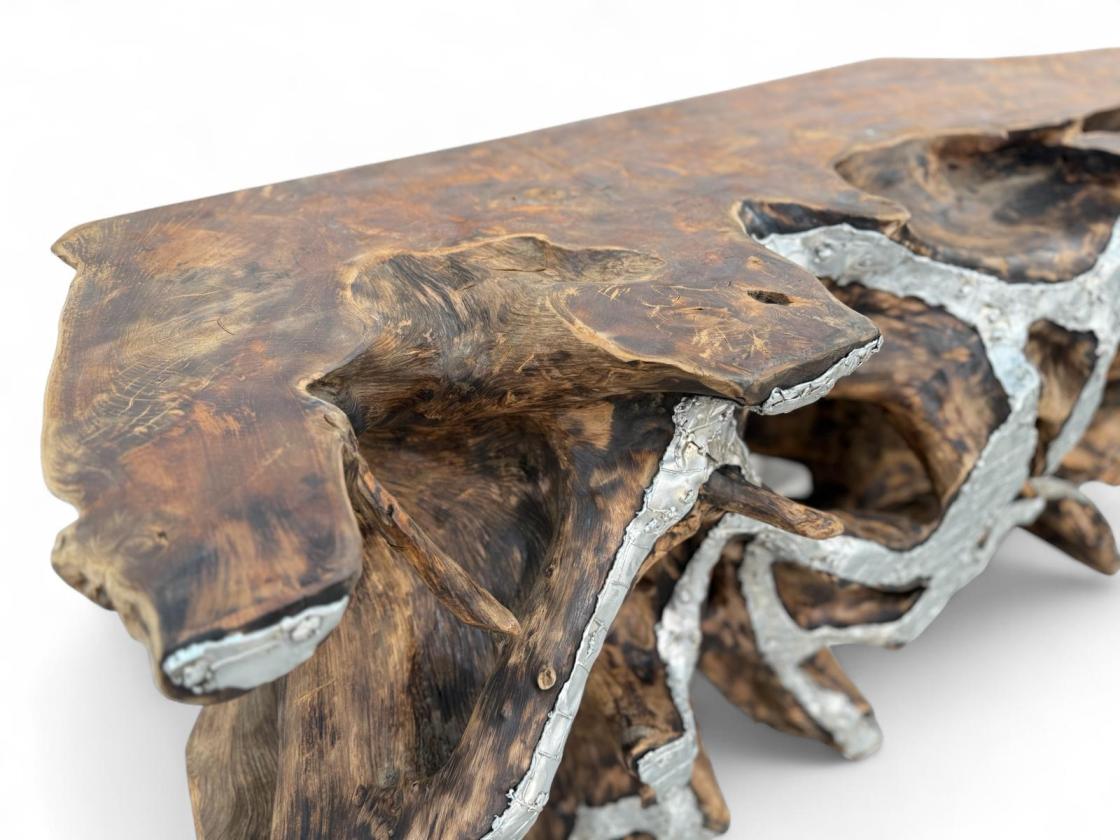 Konsole aus einer Baumwurzel mit Aluminium