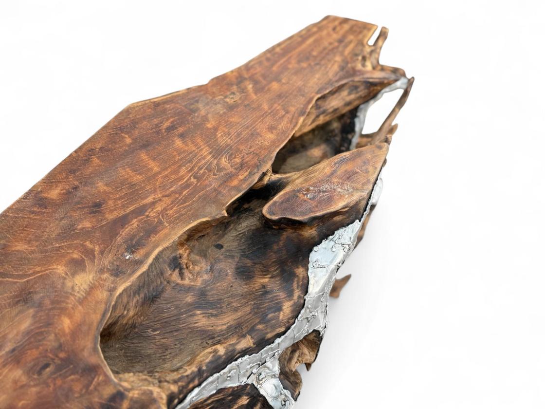 Konsole aus einer Baumwurzel mit Aluminium