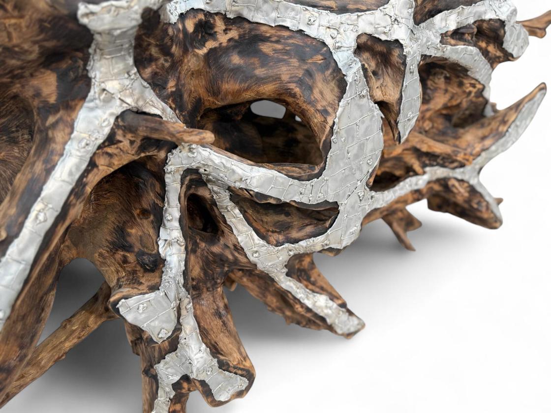 Konsole aus einer Baumwurzel mit Aluminium