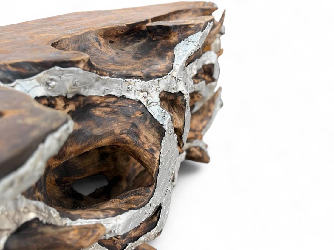 Konsole aus einer Baumwurzel mit Aluminium
