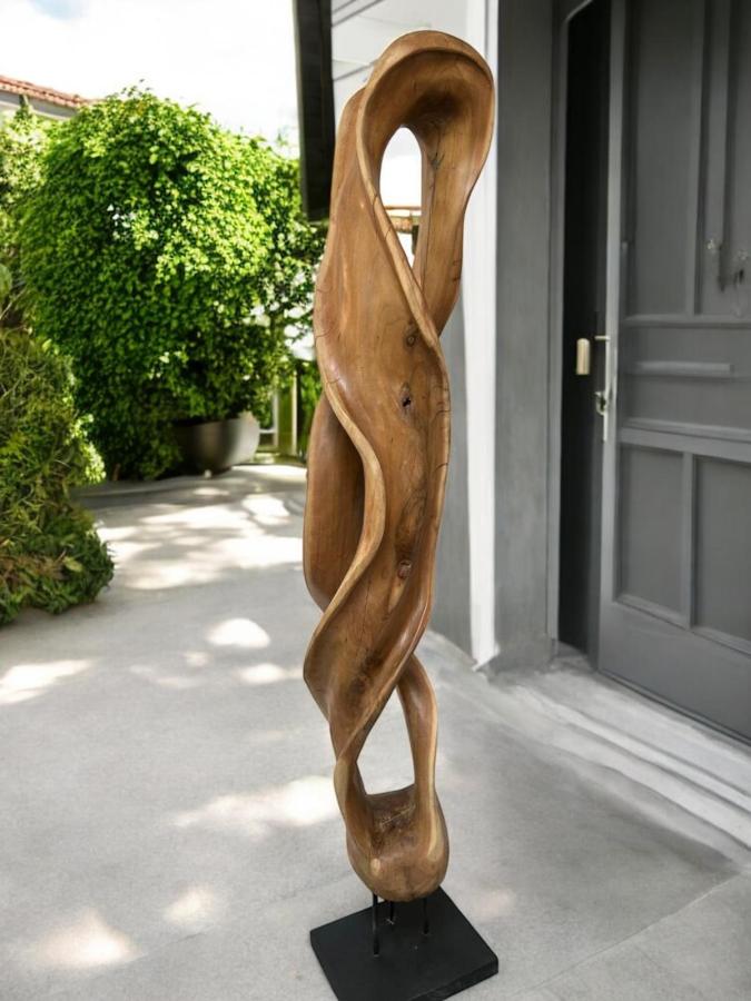 Geschnitzte Skulptur aus Holz Bora