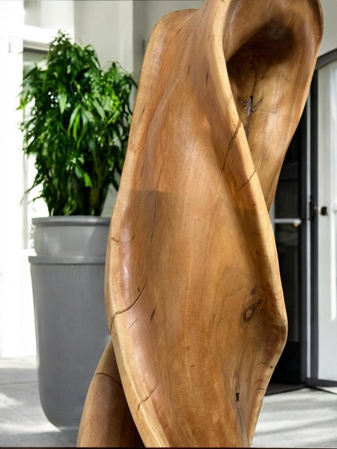 Geschnitzte Skulptur aus Holz Bora