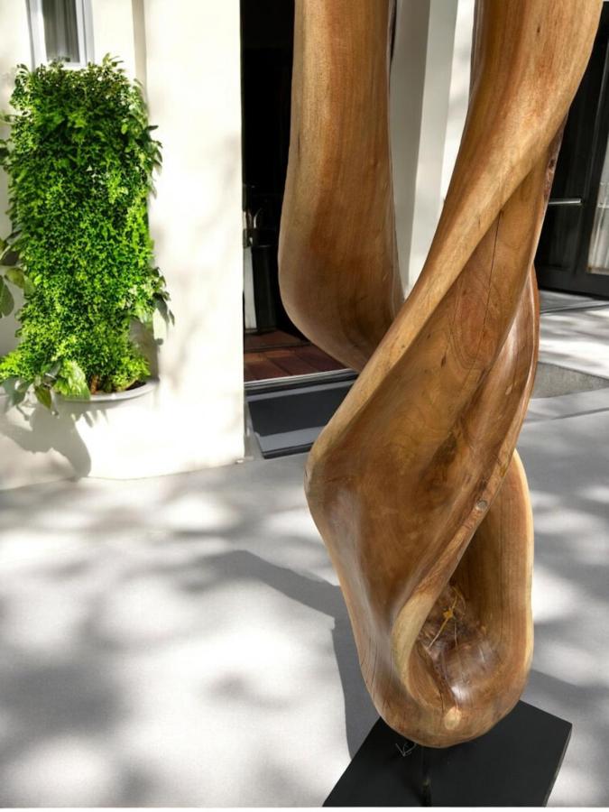 Geschnitzte Skulptur aus Holz Bora
