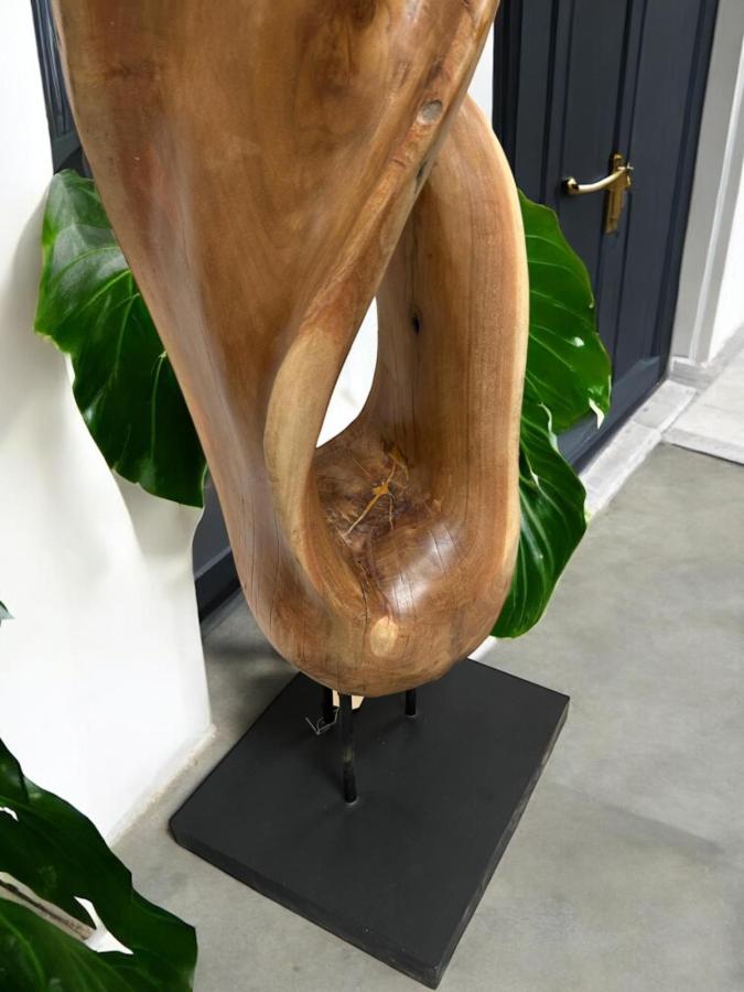 Geschnitzte Skulptur aus Holz Bora