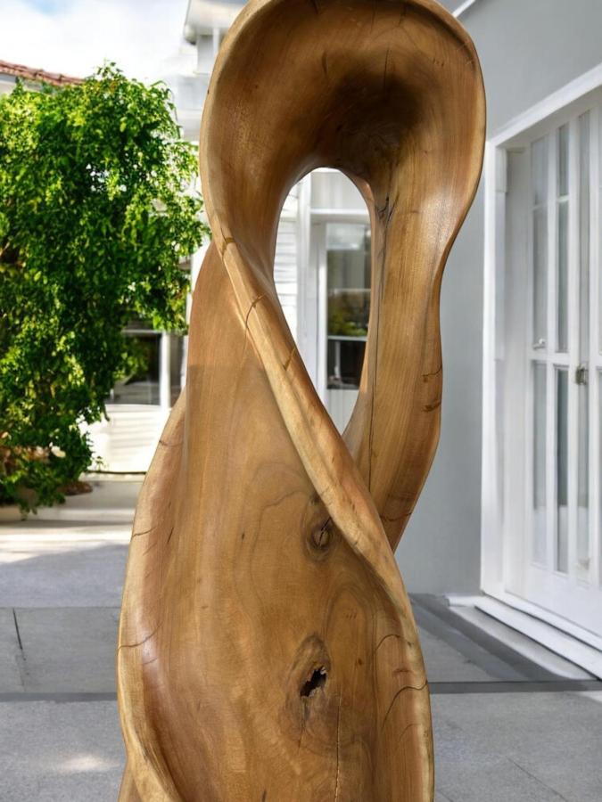 Geschnitzte Skulptur aus Holz Bora