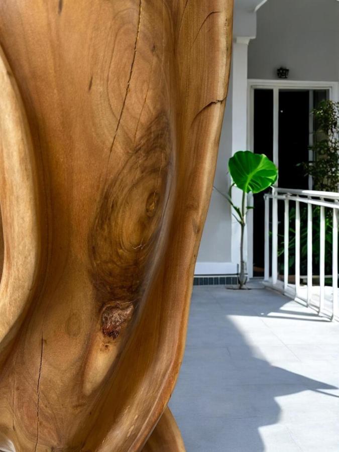 Geschnitzte Skulptur aus Holz Bora