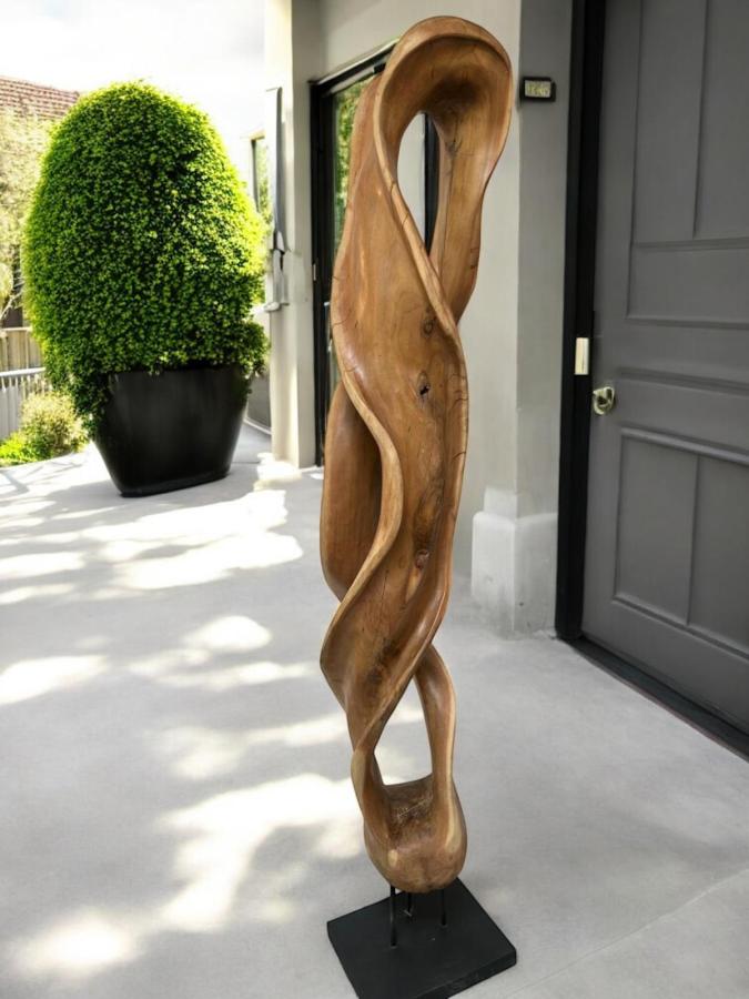 Geschnitzte Skulptur aus Holz Bora
