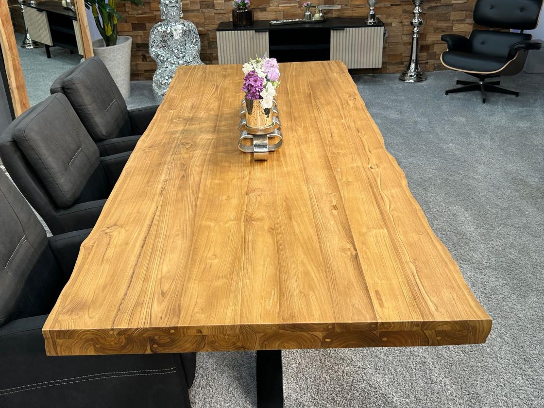 Langer Massivholztisch mit Baumkante 250 cm