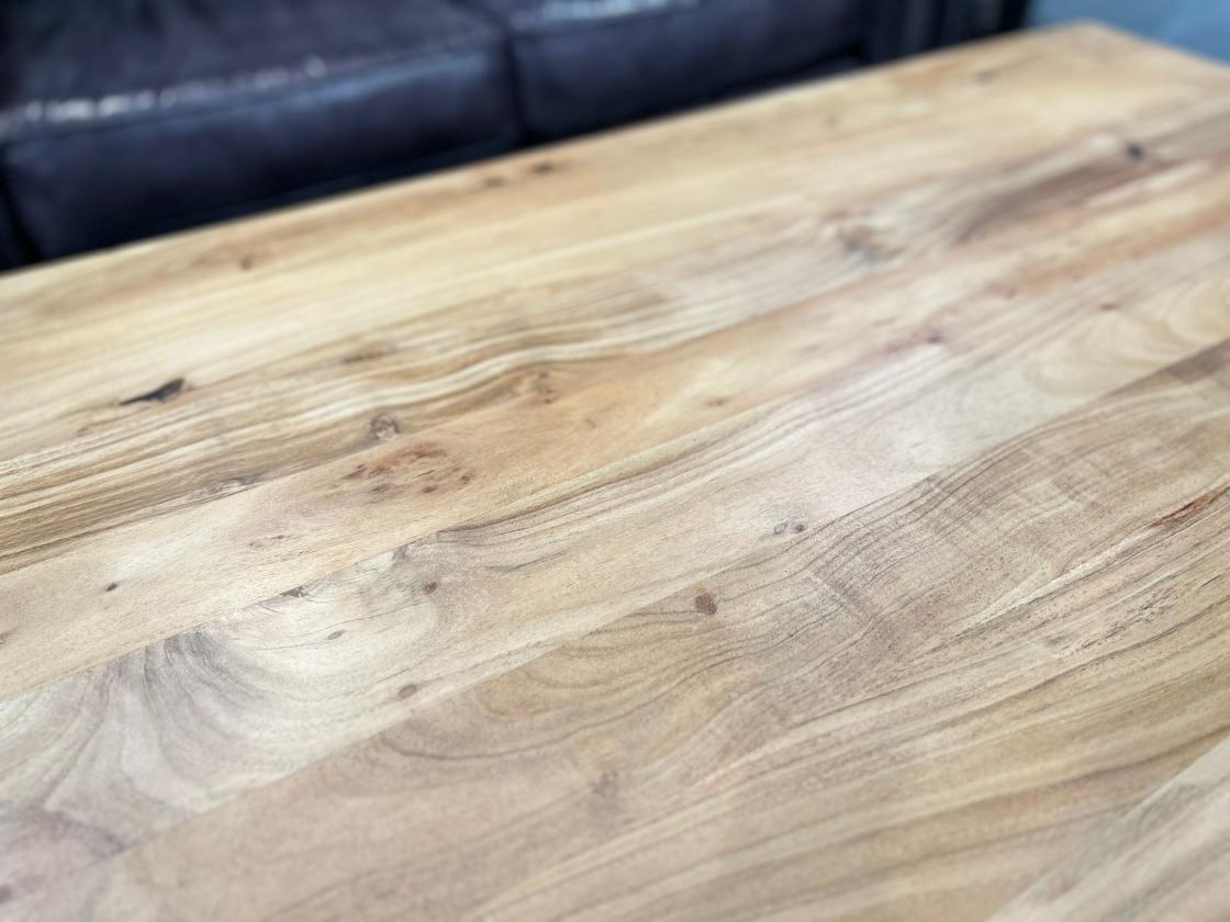 Couchtisch aus Akazie "CLIFF" im Format 120 x 80 cm mit Schweizer Kante