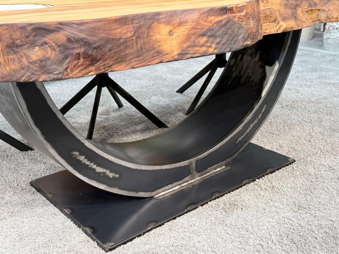 Massiver Holtisch Fusion aus recyceltem Holz