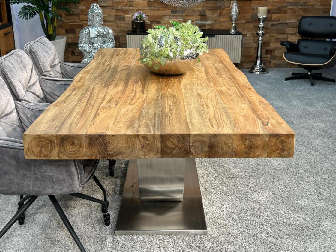 Nachhaltiger Holztisch aus Massivholz
