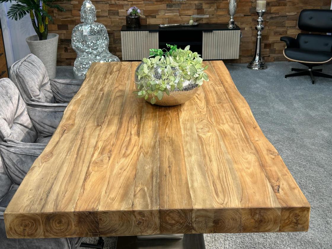 Nachhaltiger Holztisch aus Massivholz
