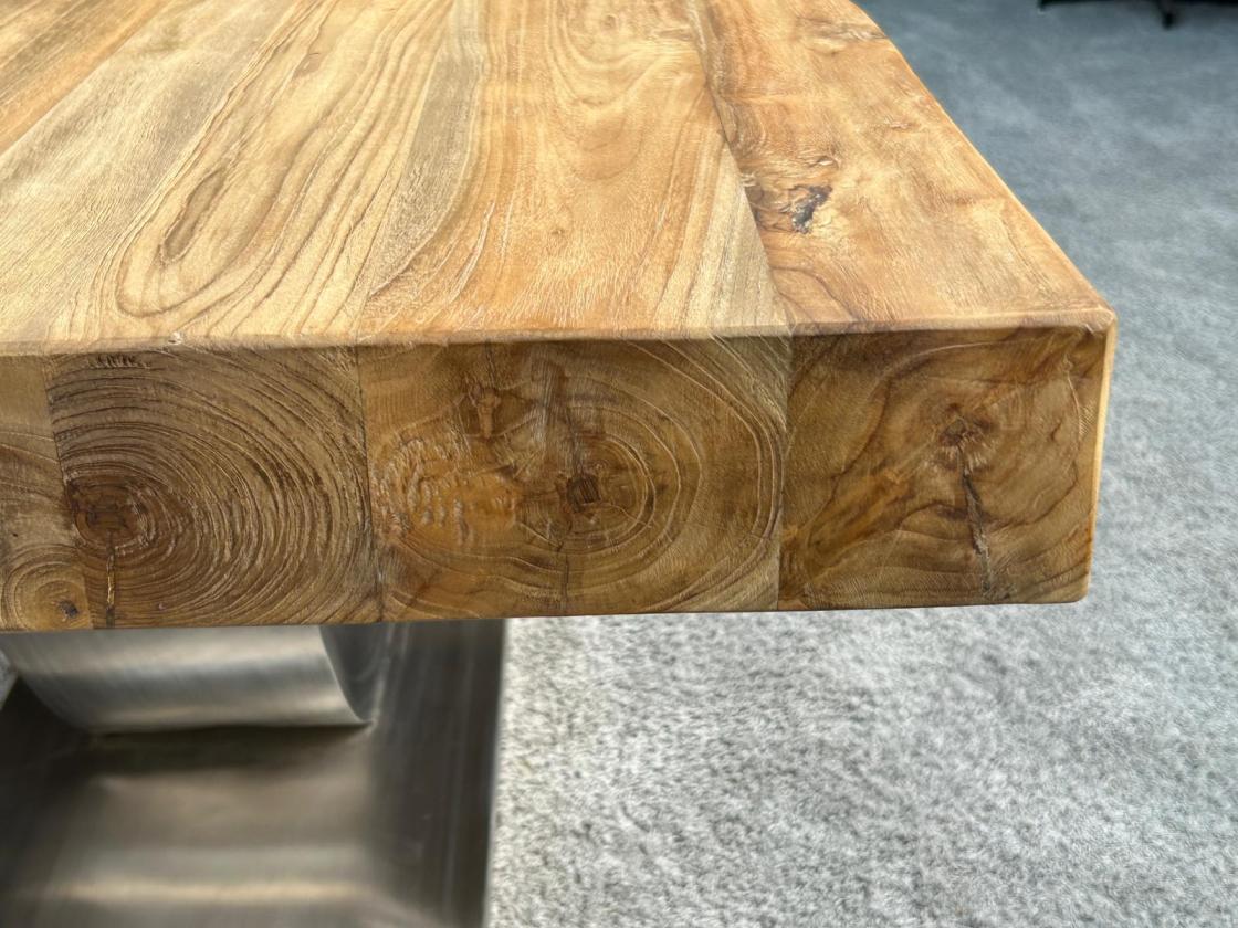 Nachhaltiger Holztisch aus Massivholz