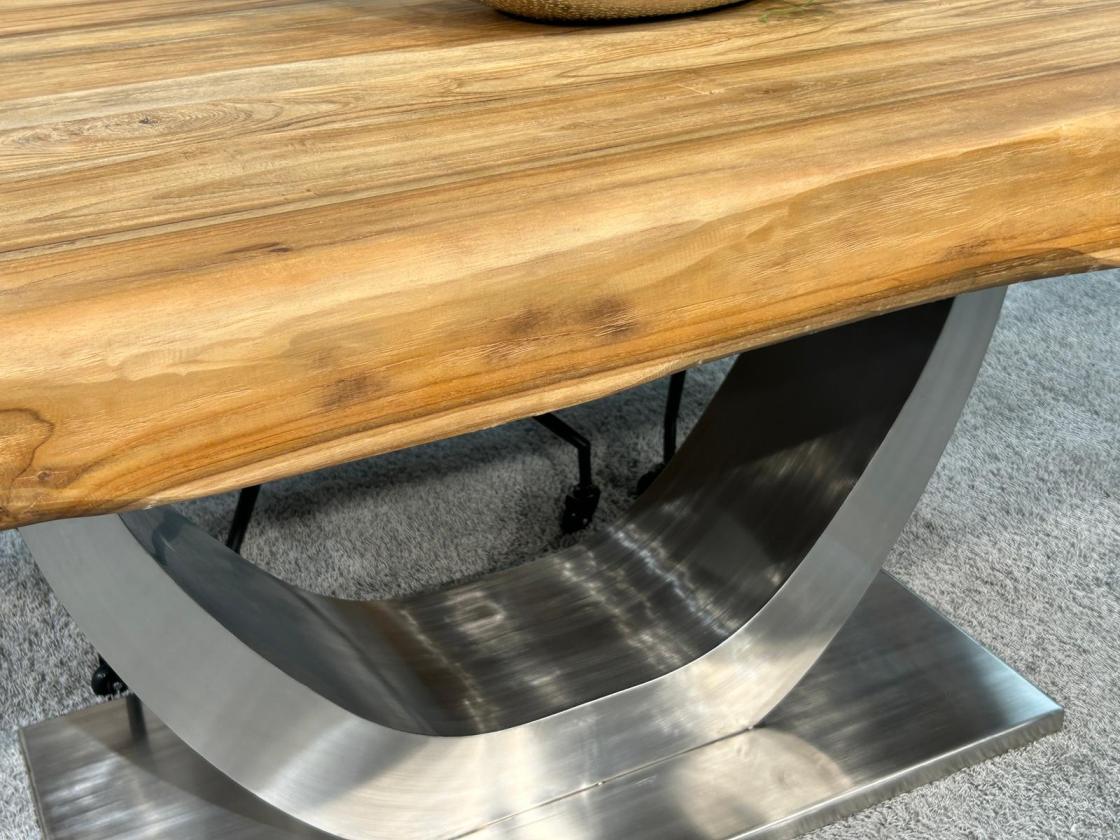Nachhaltiger Holztisch aus Massivholz