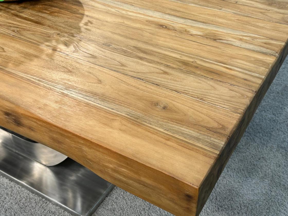 Nachhaltiger Holztisch aus Massivholz