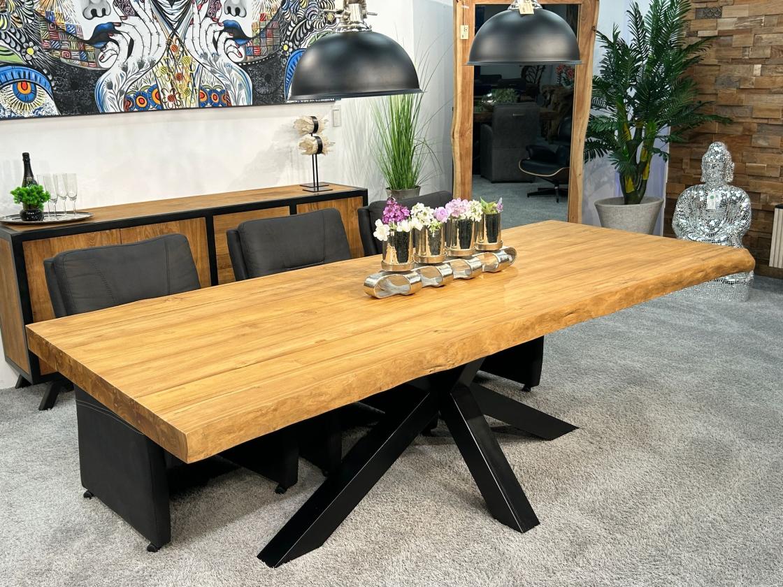 Massivholztisch mit Baumkante