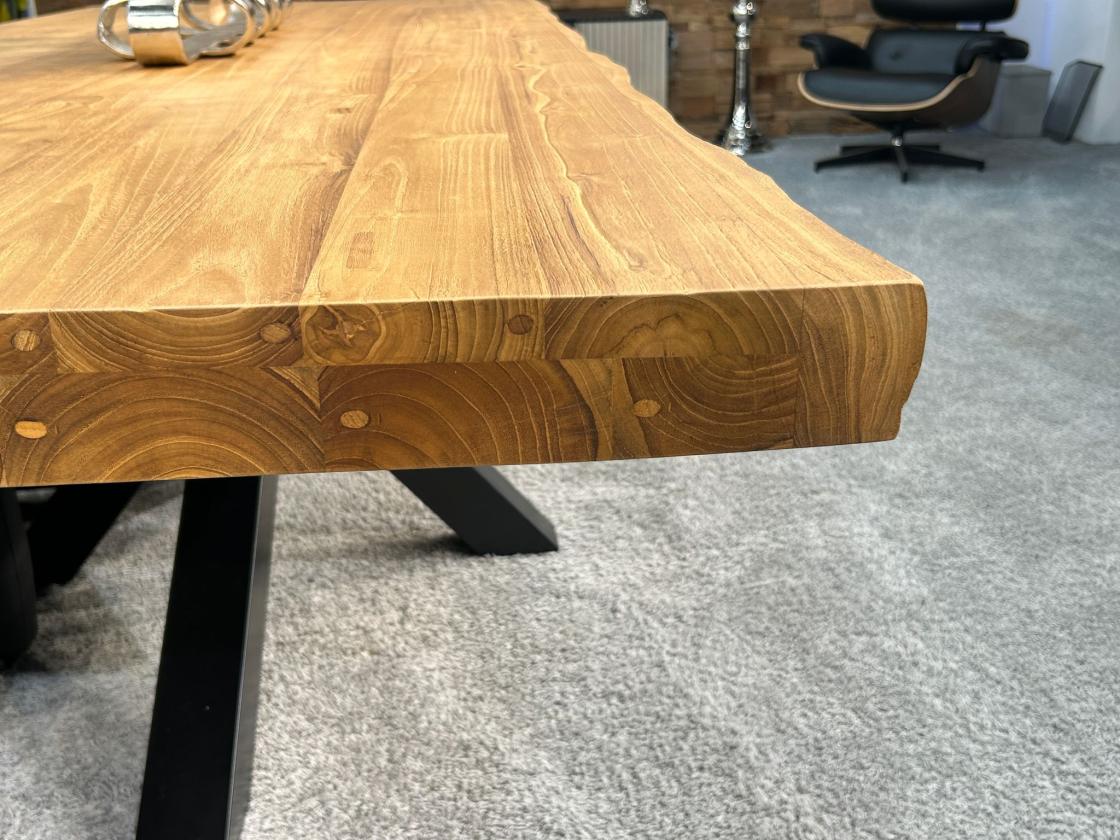 Massivholztisch mit Baumkante