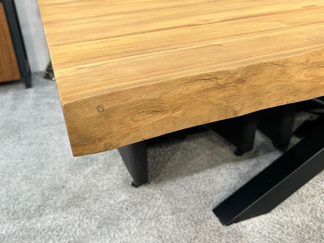 Massivholztisch mit Baumkante