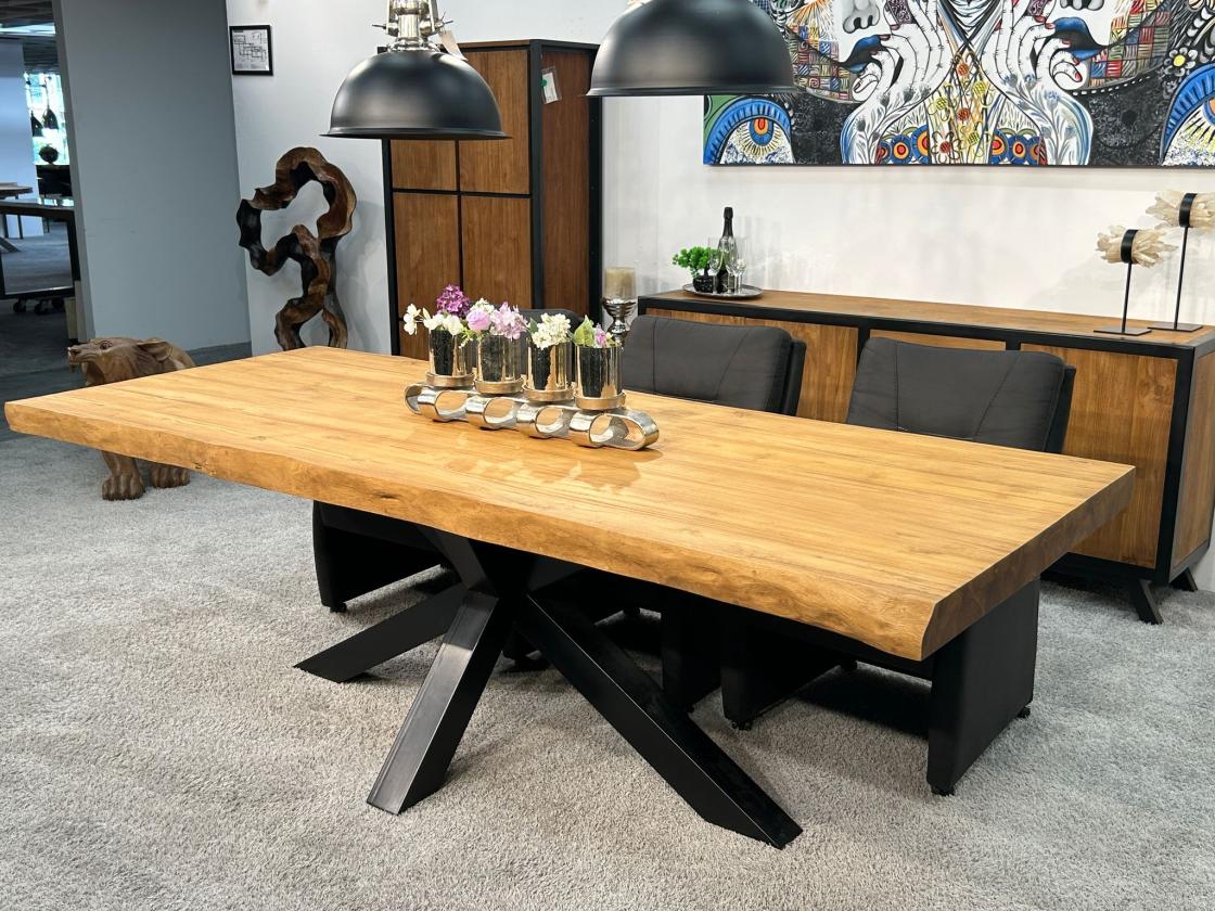 Massivholztisch mit Baumkante