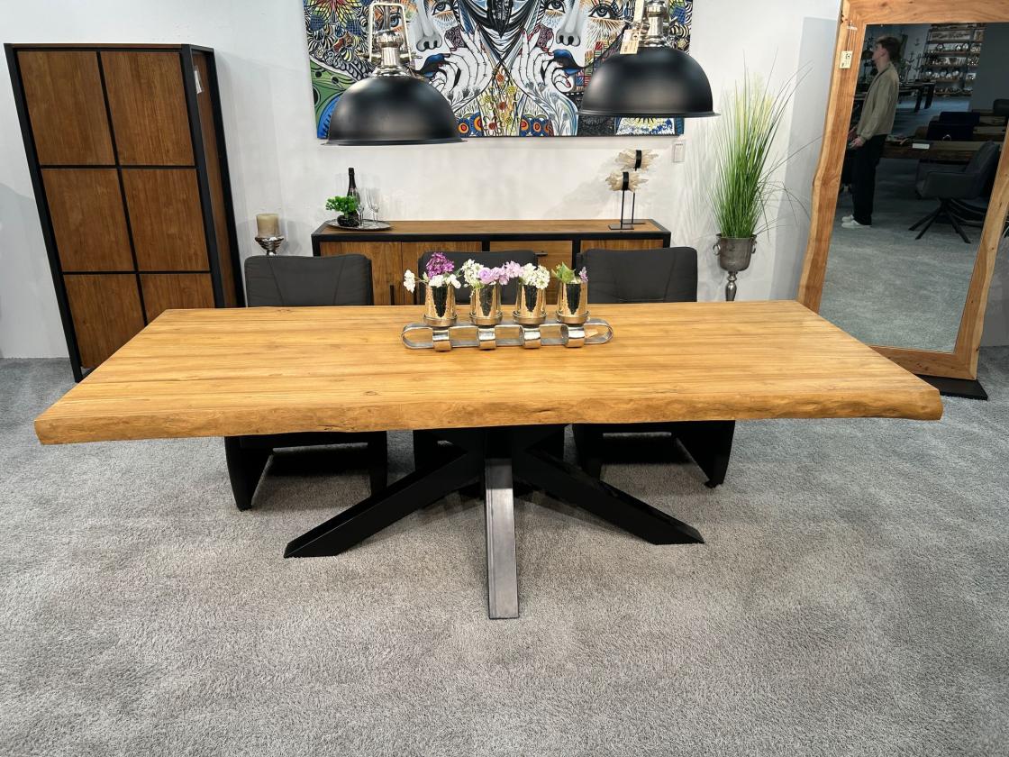 Massivholztisch mit Baumkante