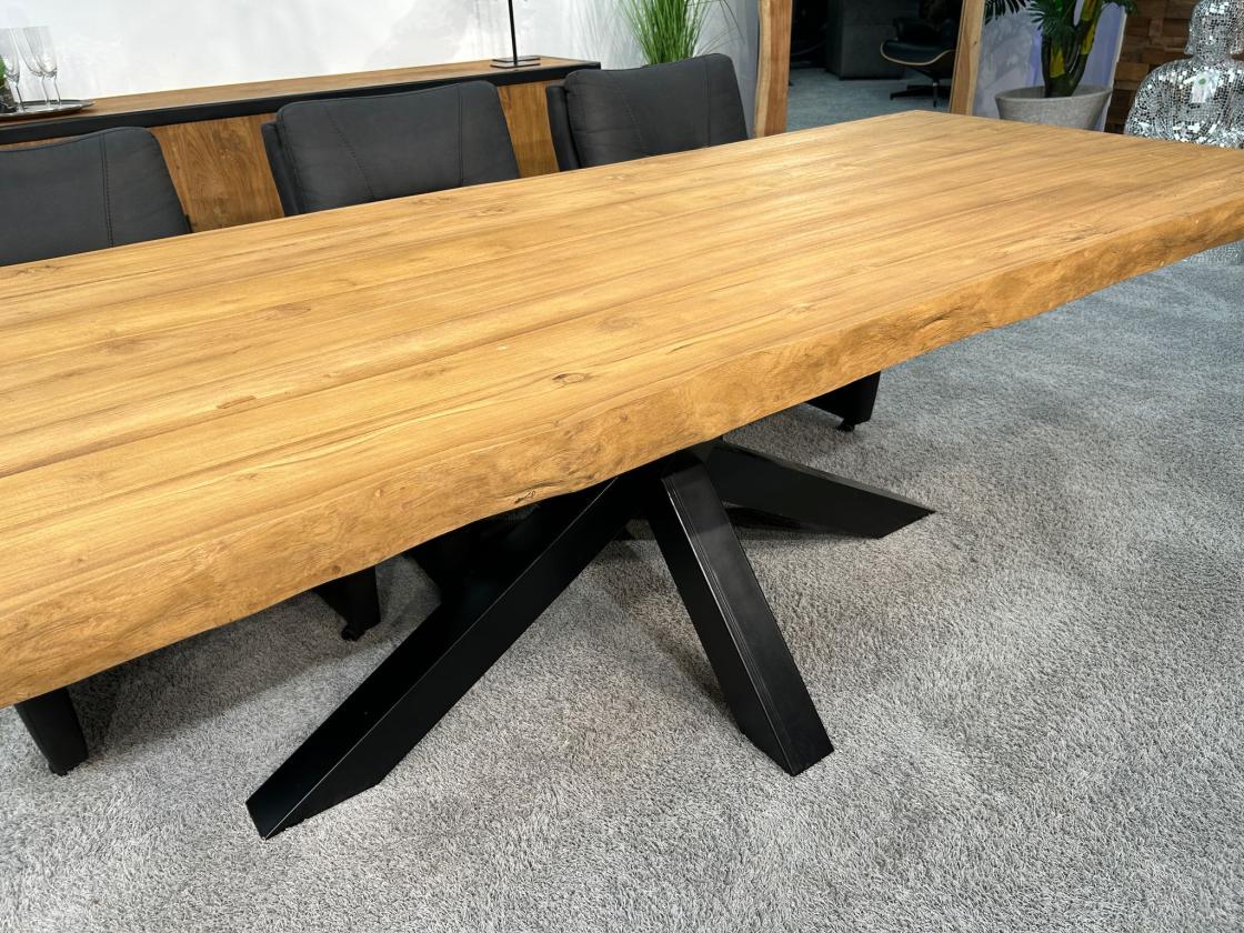 Massivholztisch mit Baumkante
