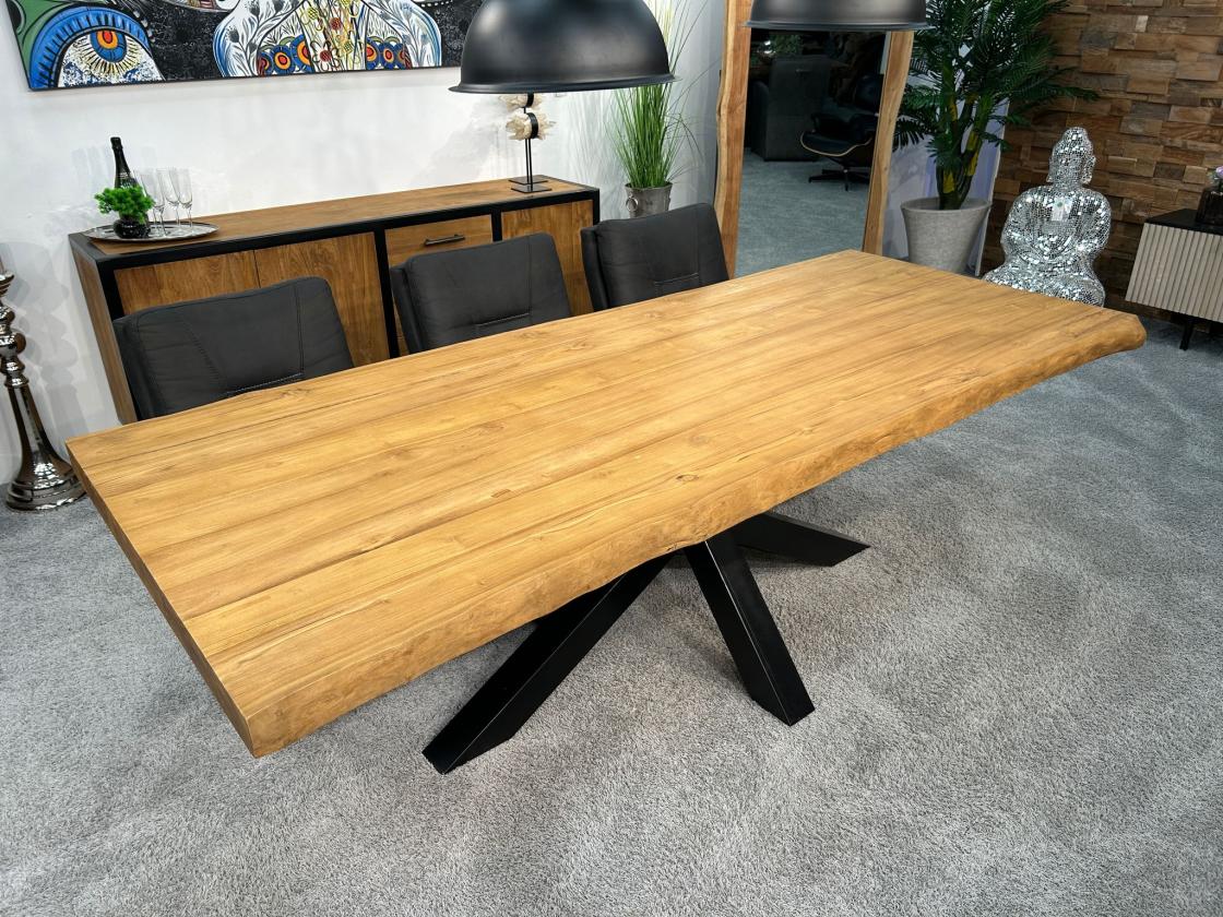 Massivholztisch mit Baumkante