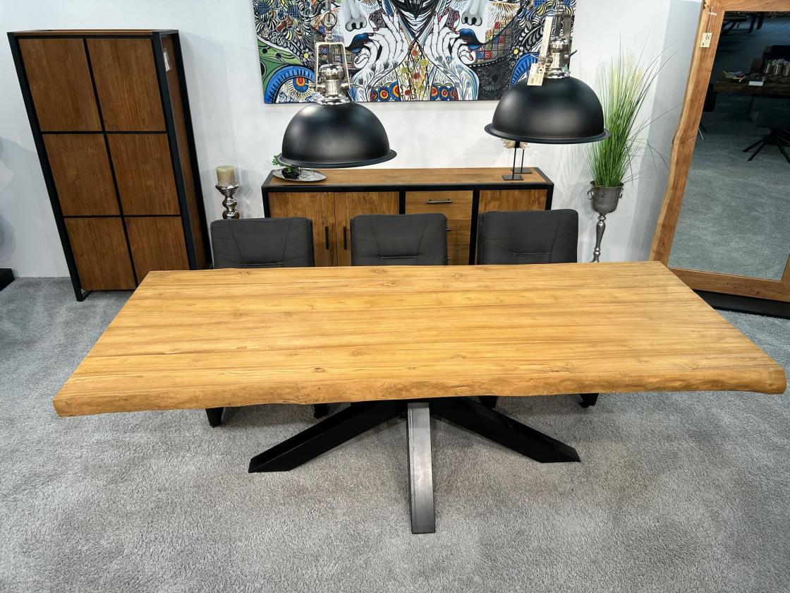 Massivholztisch mit Baumkante