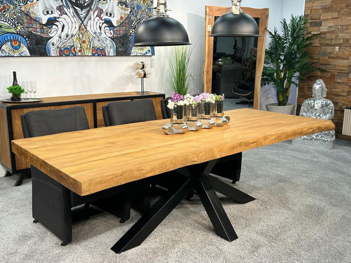 Massivholztisch mit Baumkante