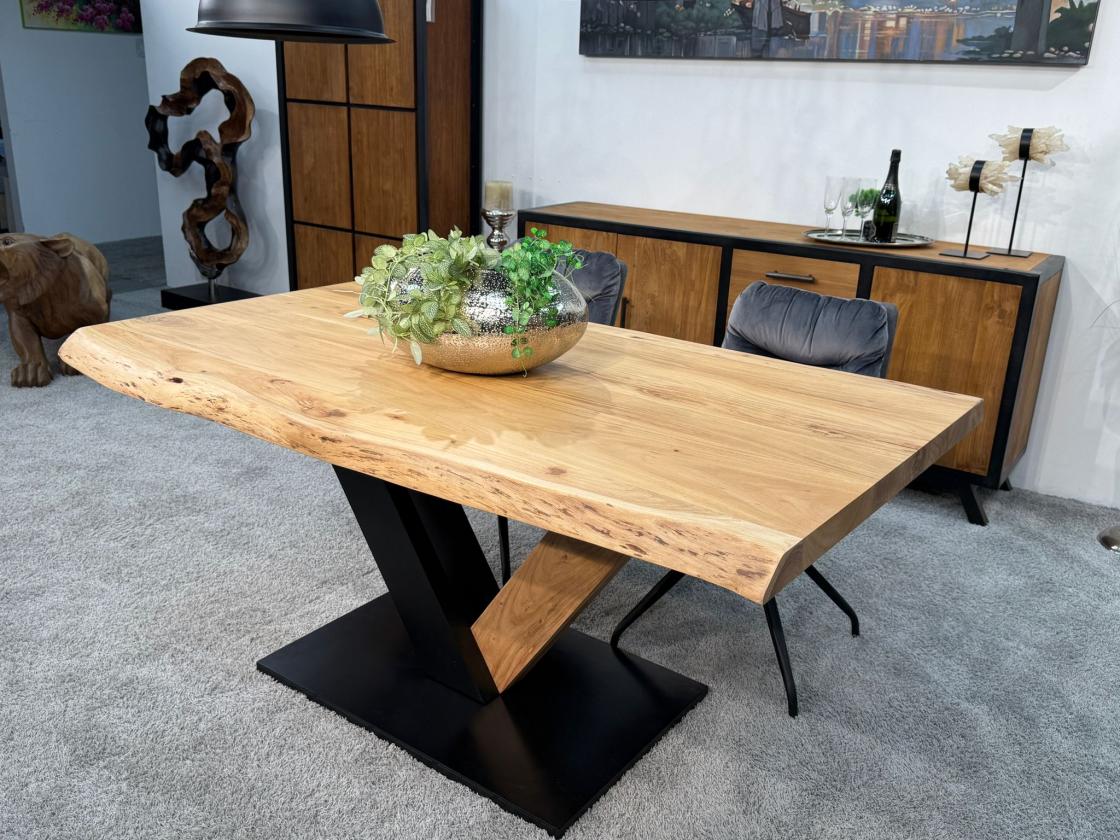 Massivholztisch mit Baumkante 180 x 100 cm