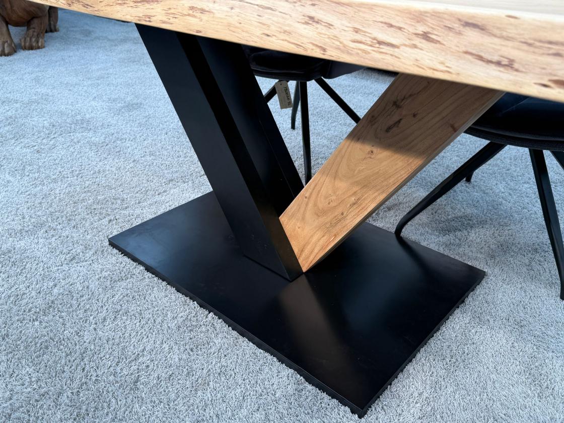 Massivholztisch mit Baumkante 180 x 100 cm