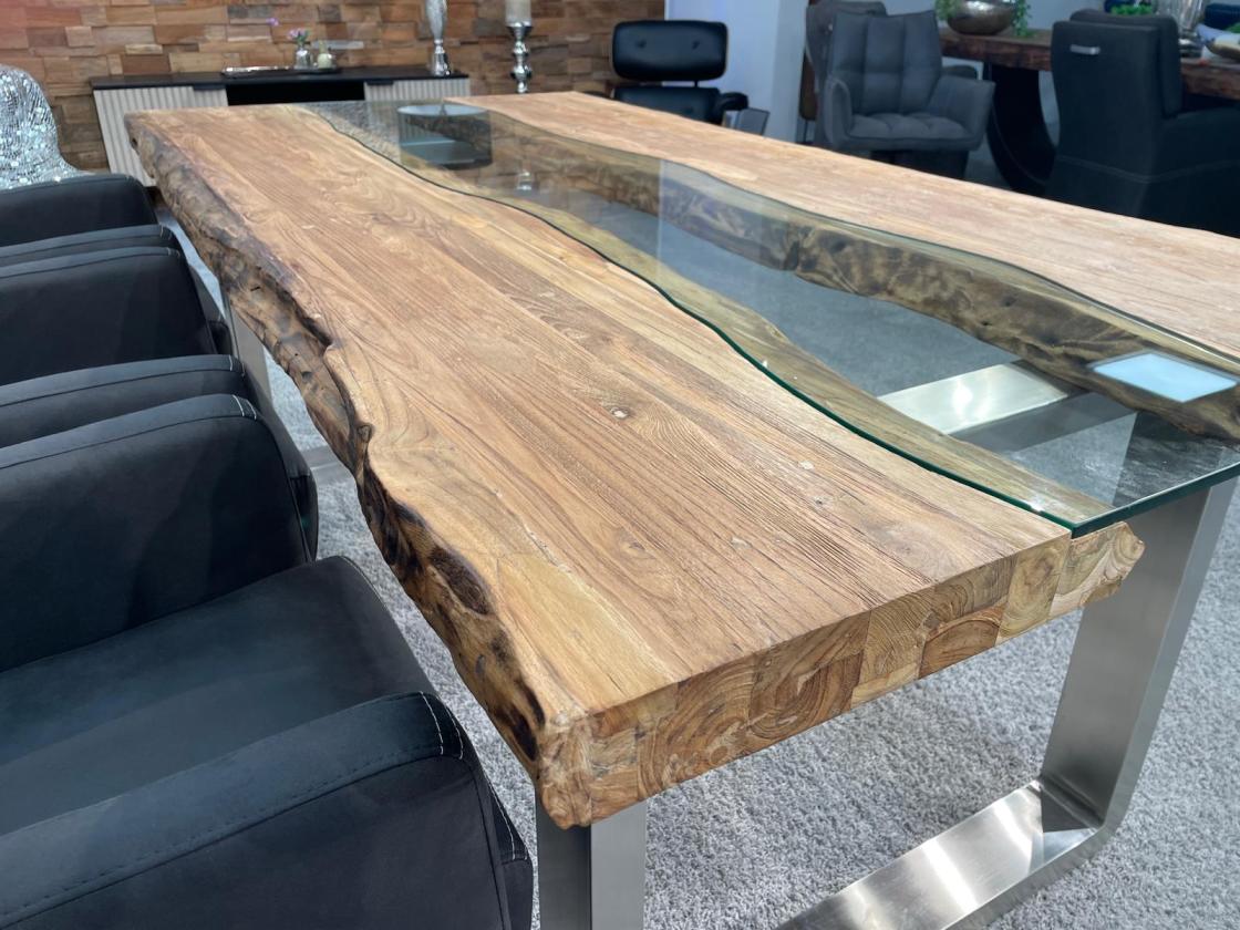 Massiver Design Esstisch mit Kufen und Glaselementen