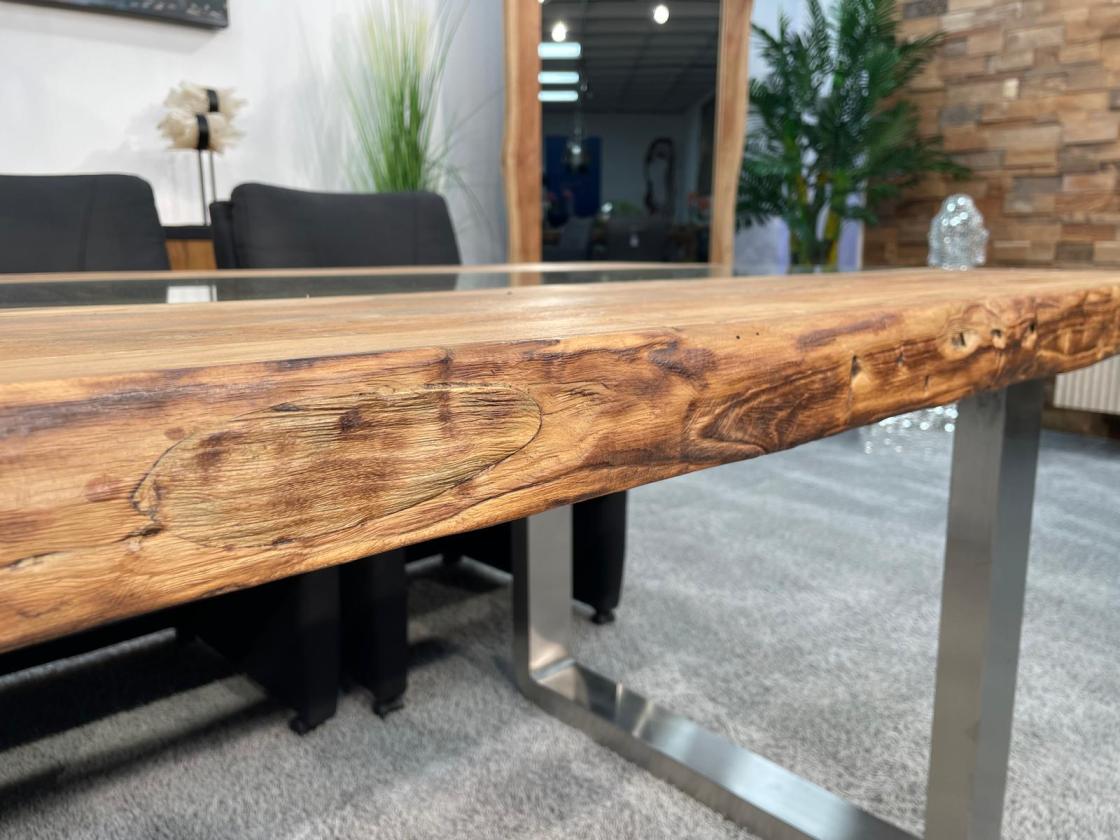 Massiver Design Esstisch mit Kufen und Glaselementen