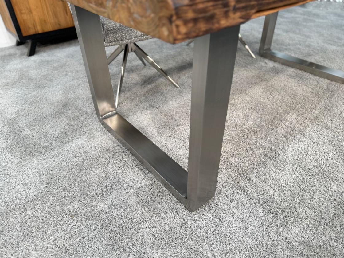 Massiver Design Esstisch mit Kufen und Glaselementen