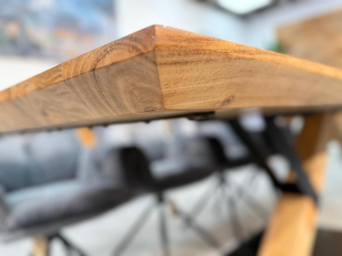 Eleganter-Tisch-mit-schweizer-Kante-Massivholztisch