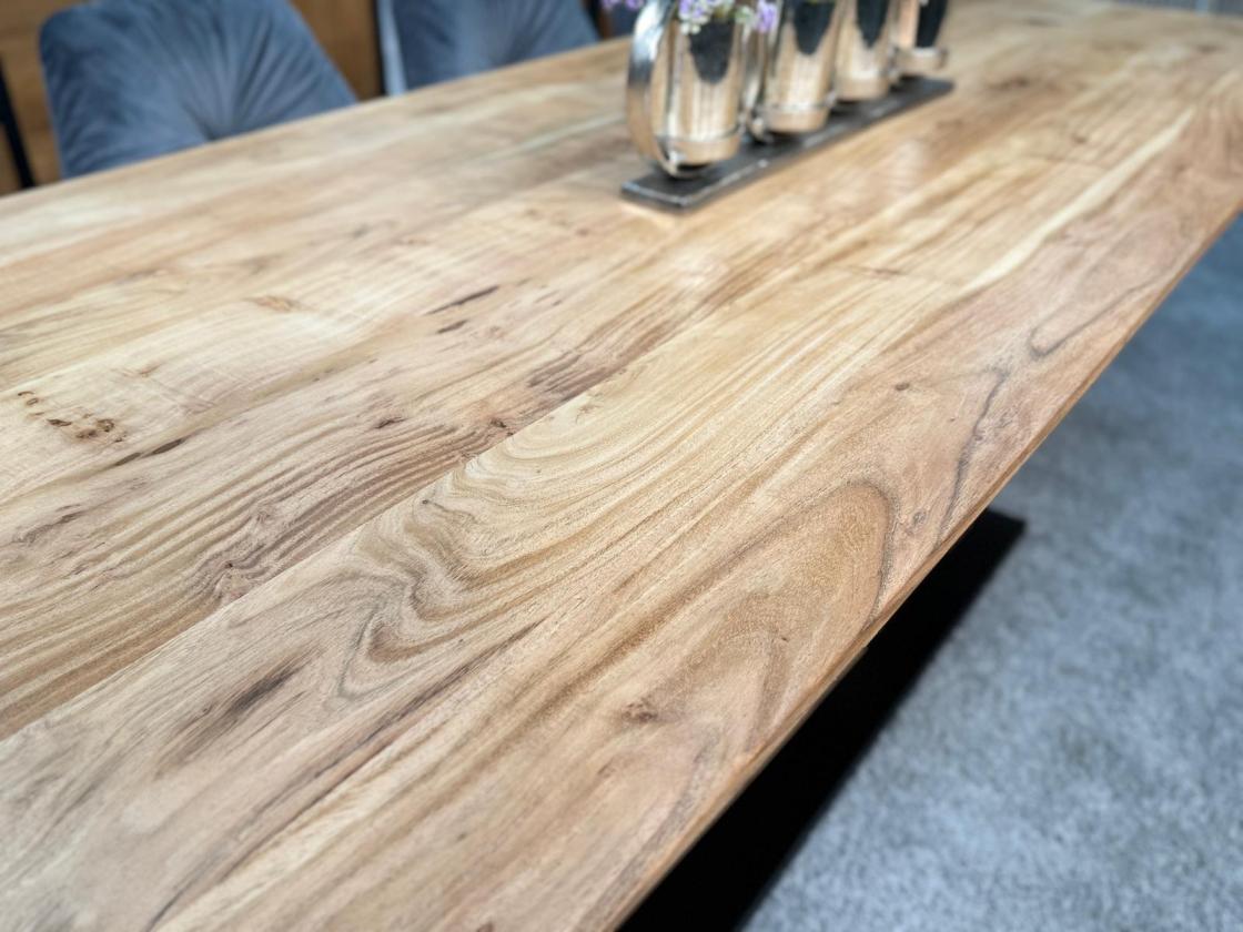 Eleganter-Tisch-mit-schweizer-Kante-Massivholztisch