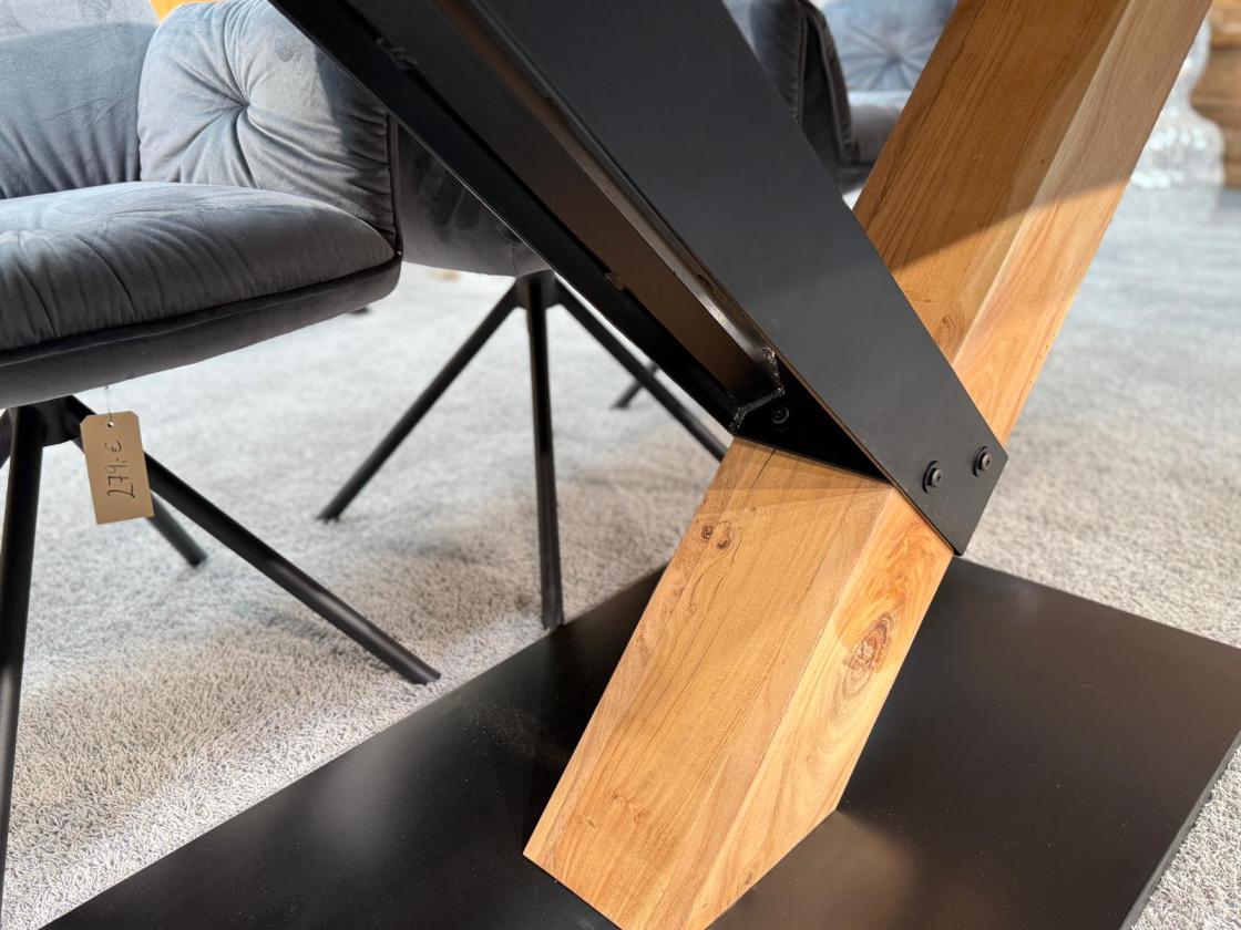 Eleganter-Tisch-mit-schweizer-Kante-Massivholztisch