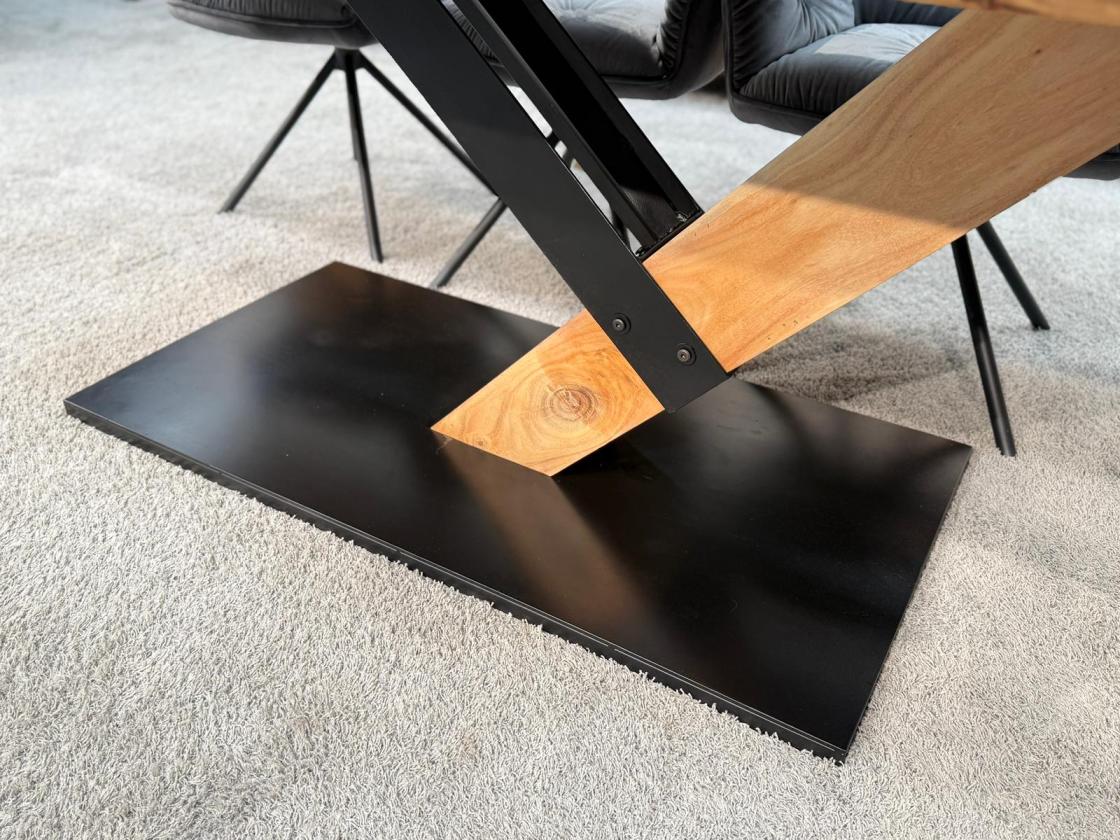 Eleganter-Tisch-mit-schweizer-Kante-Massivholztisch