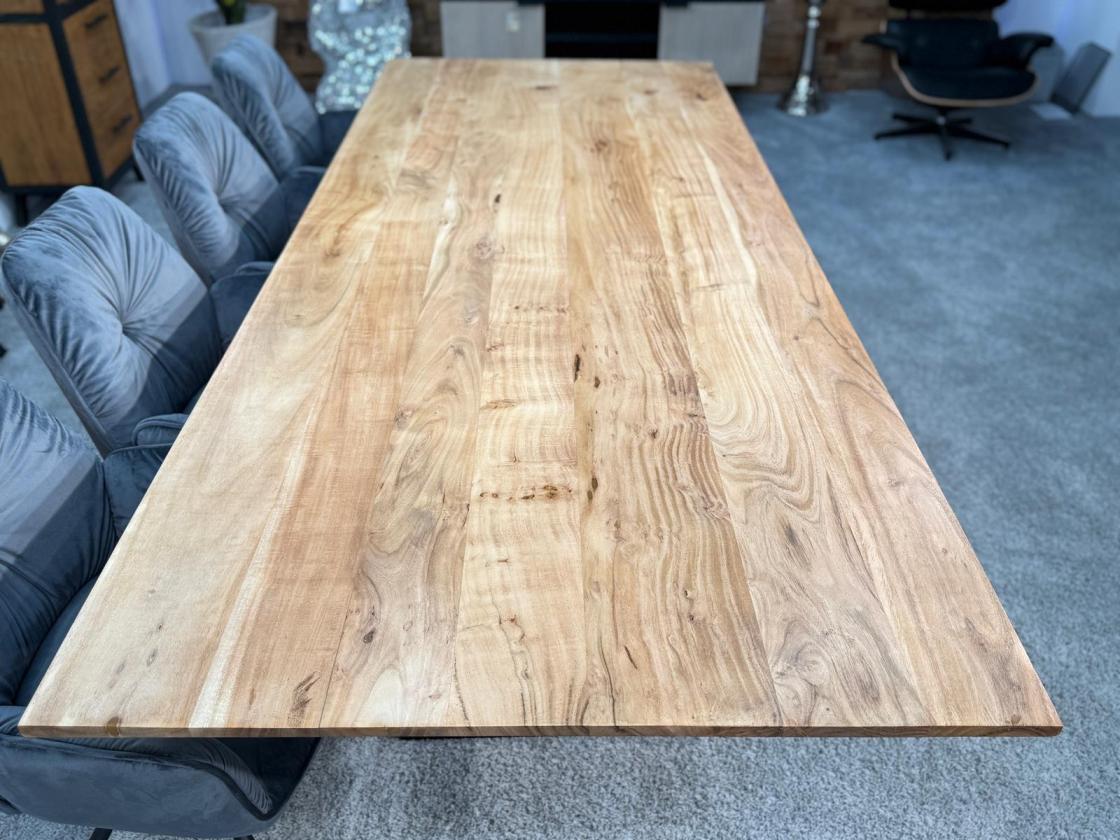 Eleganter-Tisch-mit-schweizer-Kante-Massivholztisch