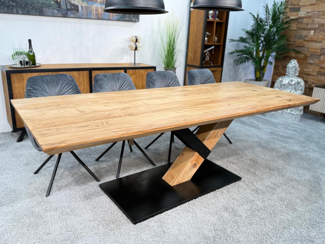 Eleganter-Tisch-mit-schweizer-Kante-Massivholztisch