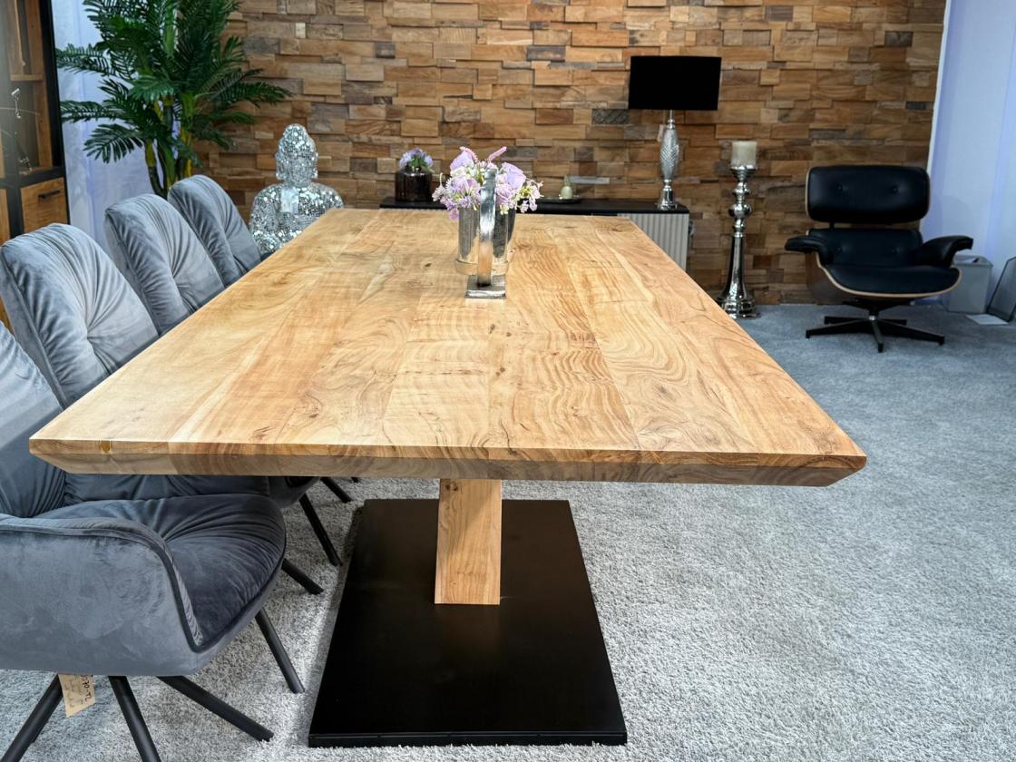 Eleganter-Tisch-mit-schweizer-Kante-Massivholztisch