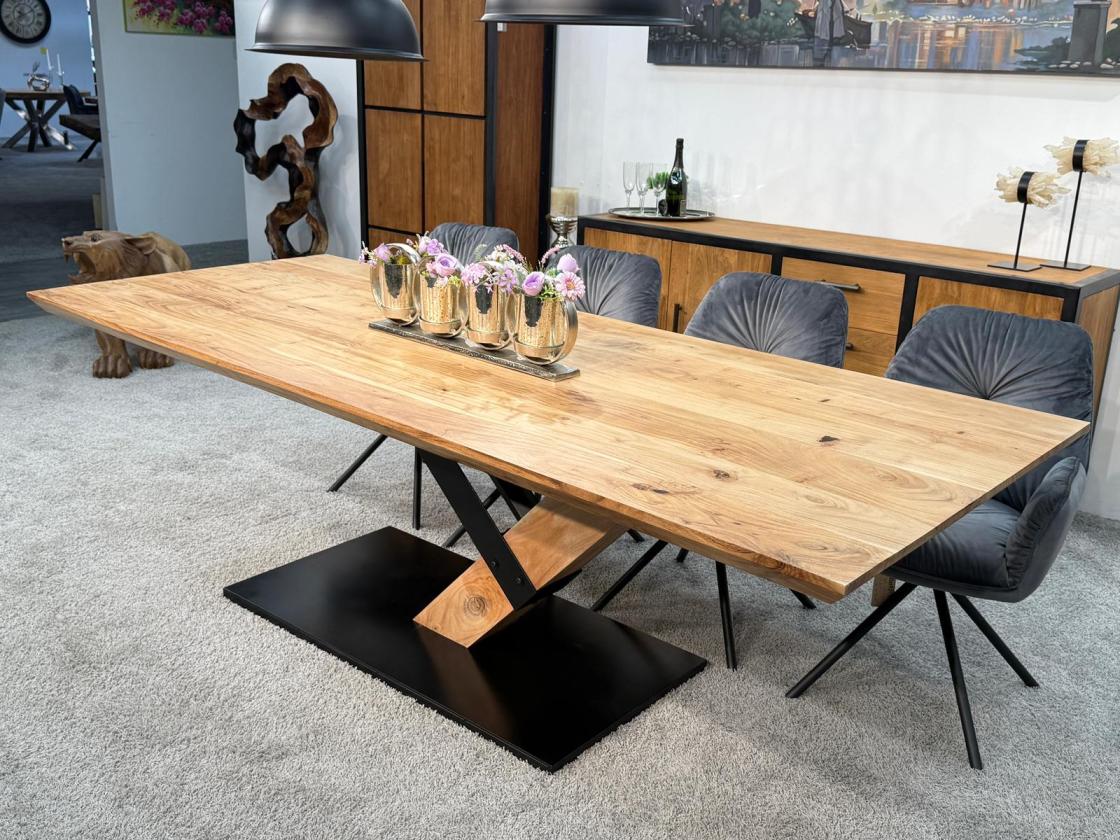 Eleganter-Tisch-mit-schweizer-Kante-Massivholztisch