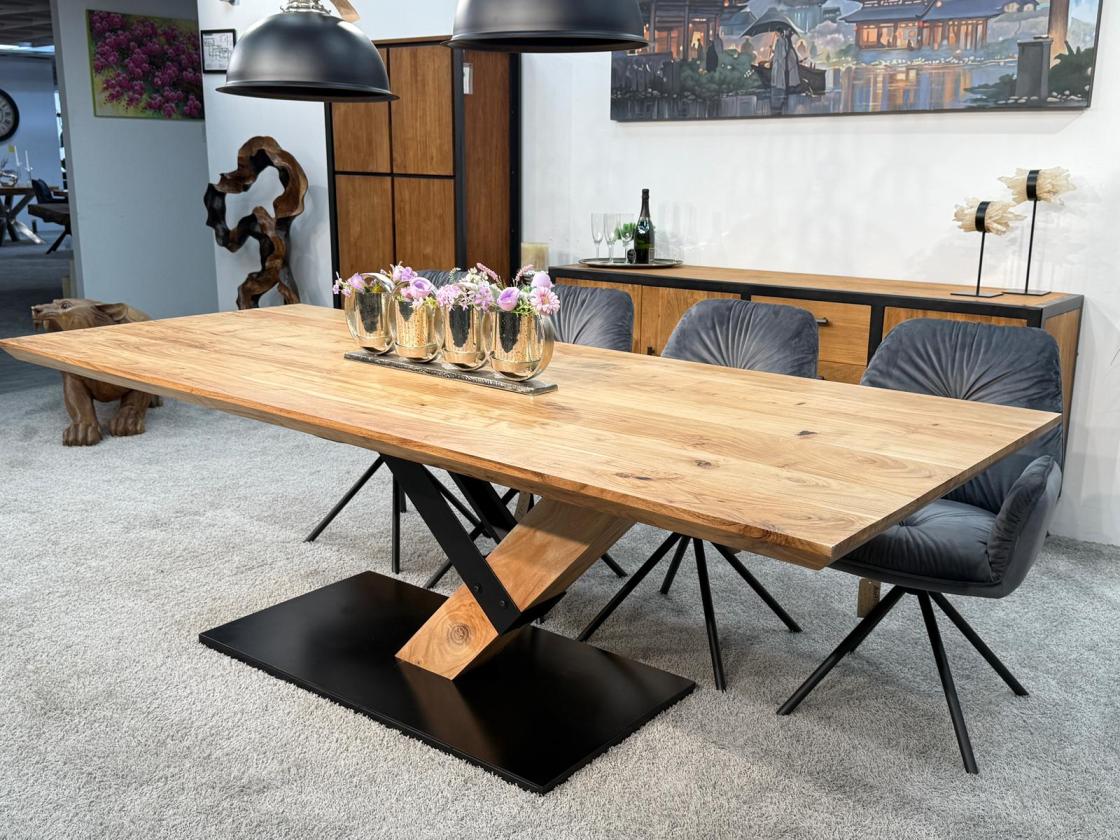 Eleganter-Tisch-mit-schweizer-Kante-Massivholztisch
