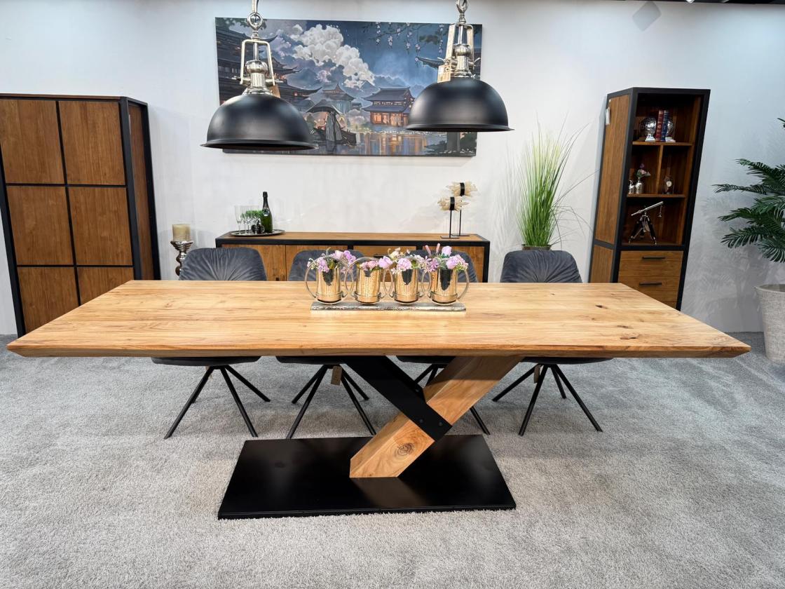 Eleganter-Tisch-mit-schweizer-Kante-Massivholztisch