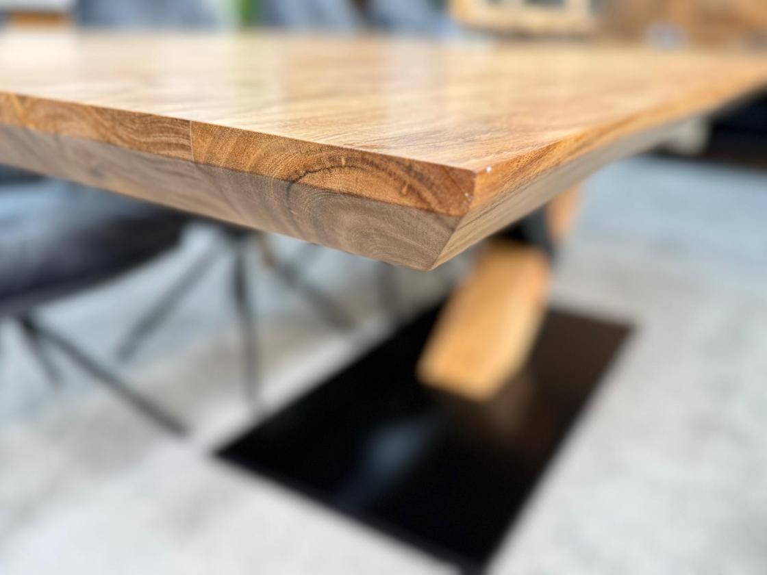 Eleganter-Tisch-mit-schweizer-Kante-Massivholztisch