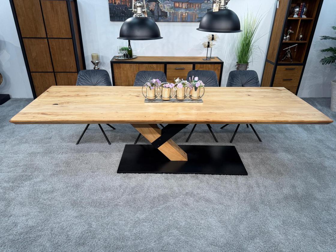 Eleganter-Tisch-mit-schweizer-Kante-Massivholztisch