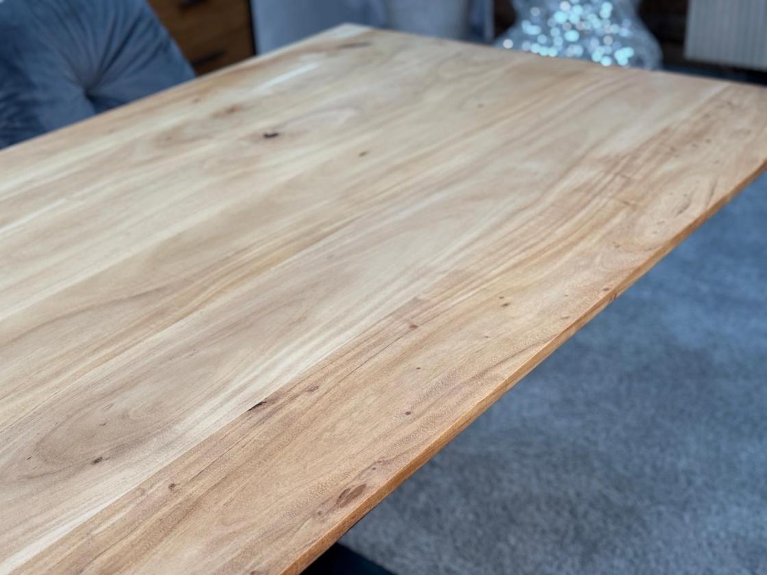 Eleganter-Tisch-mit-schweizer-Kante-Massivholztisch