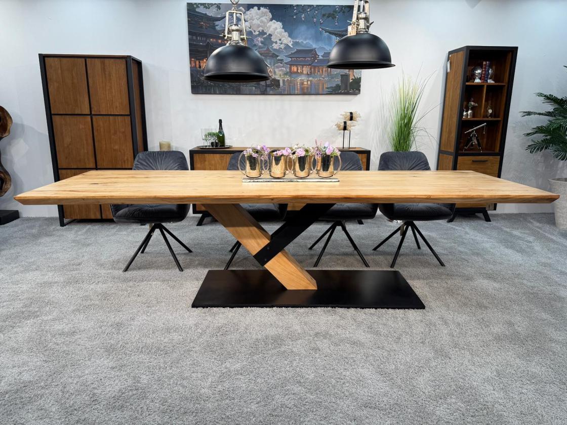 Eleganter-Tisch-mit-schweizer-Kante-Massivholztisch
