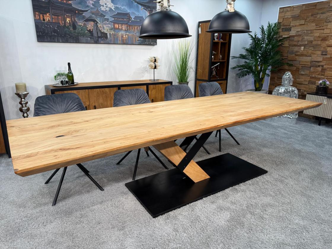 Eleganter-Tisch-mit-schweizer-Kante-Massivholztisch