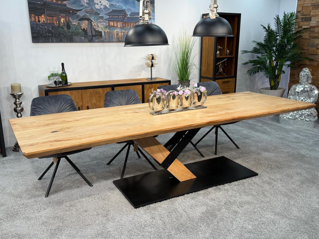 Eleganter-Tisch-mit-schweizer-Kante-Massivholztisch