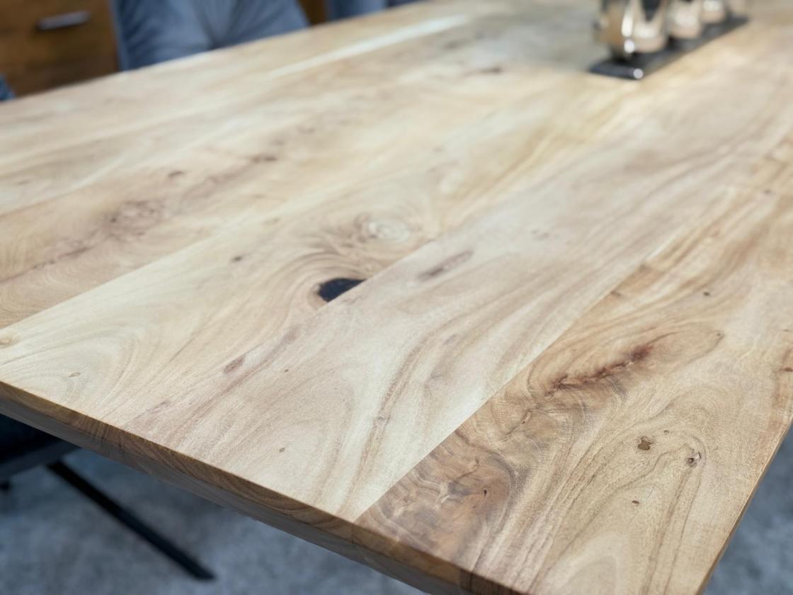 Eleganter-Tisch-mit-schweizer-Kante-Massivholztisch